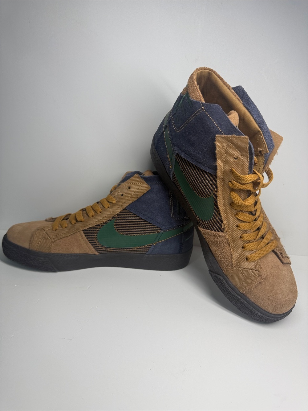 Nike Men’s High-Top Sneakers in Tan, Mustard and Navy. Size 7.5 men